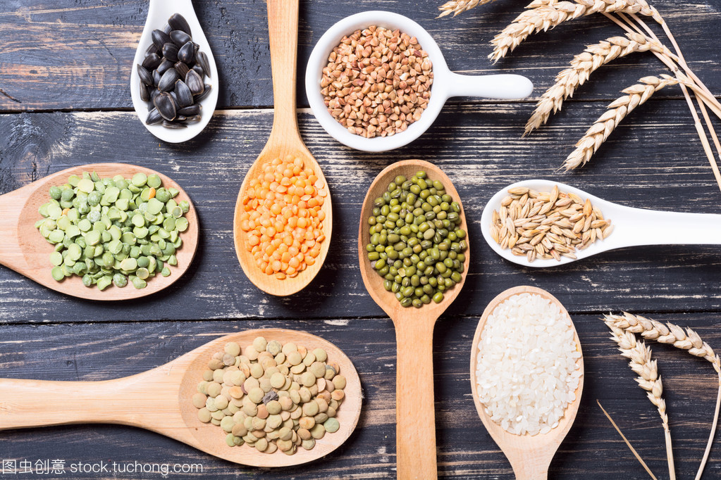 谷物豐饒與棉田織夢 木制背景下的農業畫卷